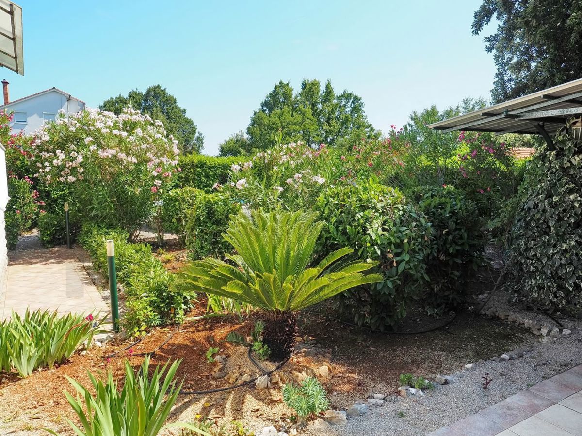 Krk, Pinezići, hiša z dvema apartmajema in bazenom, PRODAJA!