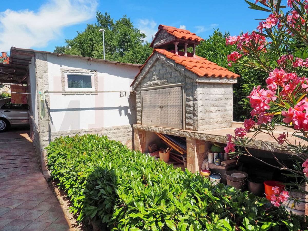 Krk, Pinezići, hiša z dvema apartmajema in bazenom, PRODAJA!