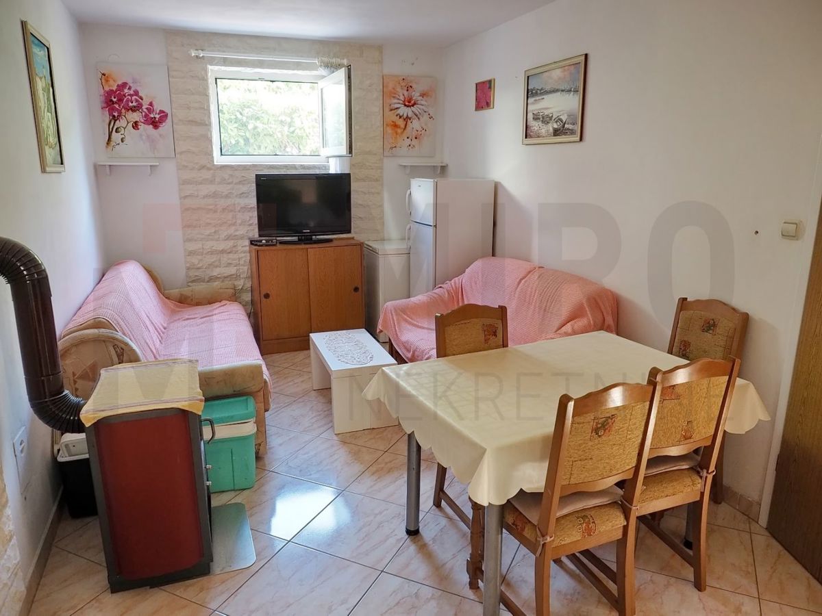 Krk, Pinezići, hiša z dvema apartmajema in bazenom, PRODAJA!
