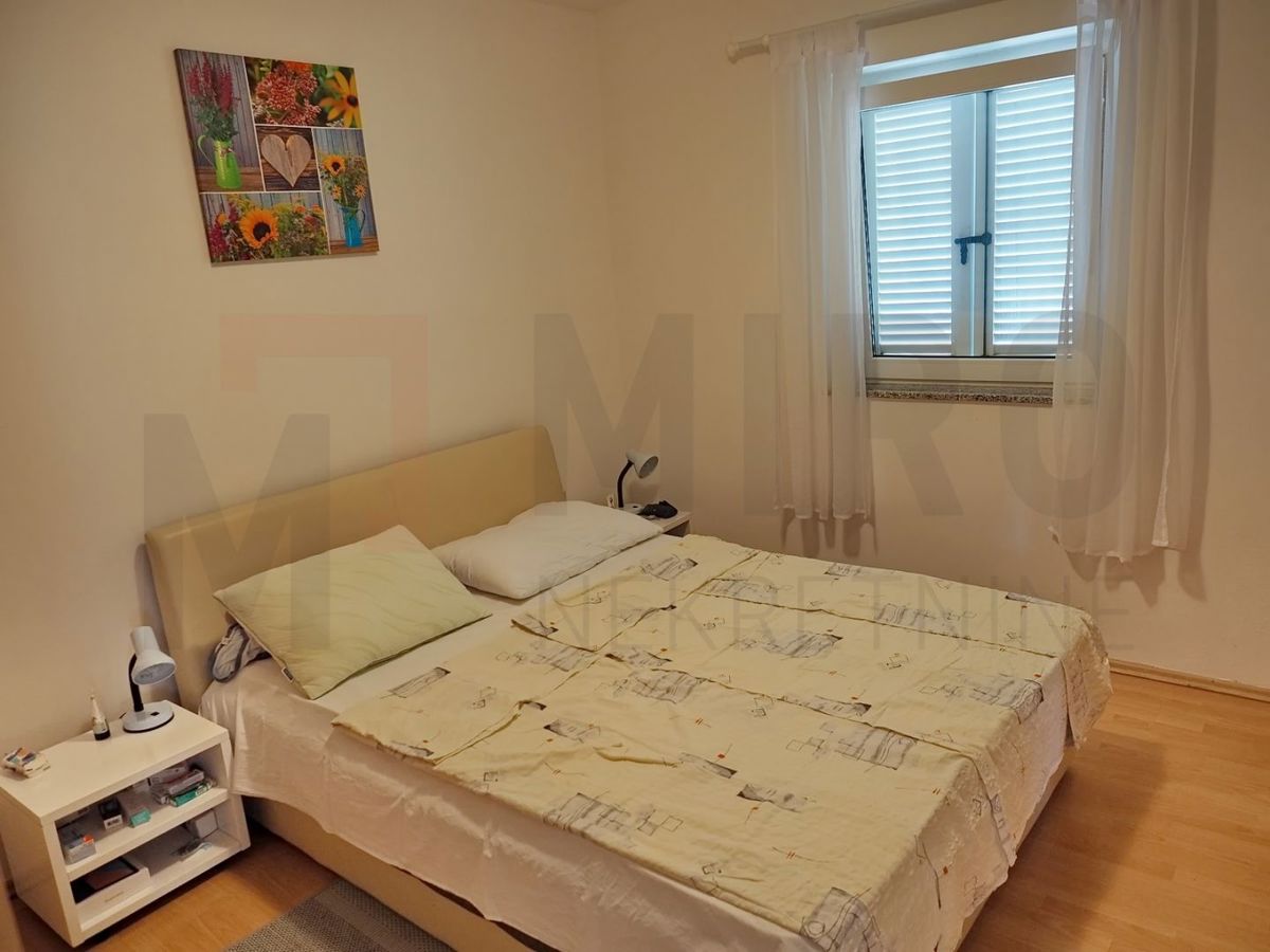 Krk, Pinezići, hiša z dvema apartmajema in bazenom, PRODAJA!