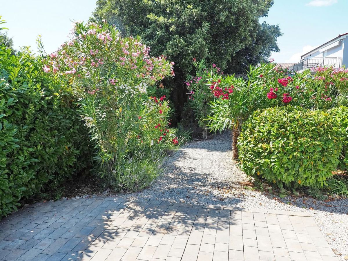 Krk, Pinezići, hiša z dvema apartmajema in bazenom, PRODAJA!