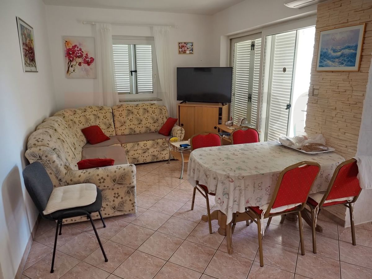 Krk, Pinezići, hiša z dvema apartmajema in bazenom, PRODAJA!