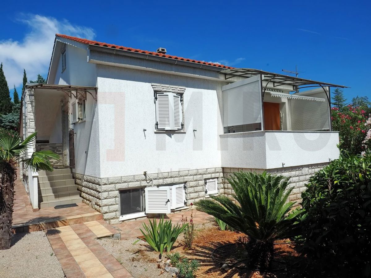 Krk, Pinezići, hiša z dvema apartmajema in bazenom, PRODAJA!