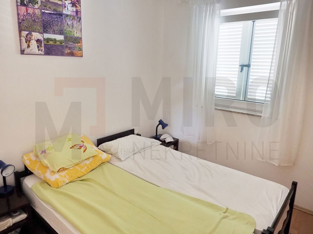 Krk, Pinezići, hiša z dvema apartmajema in bazenom, PRODAJA!