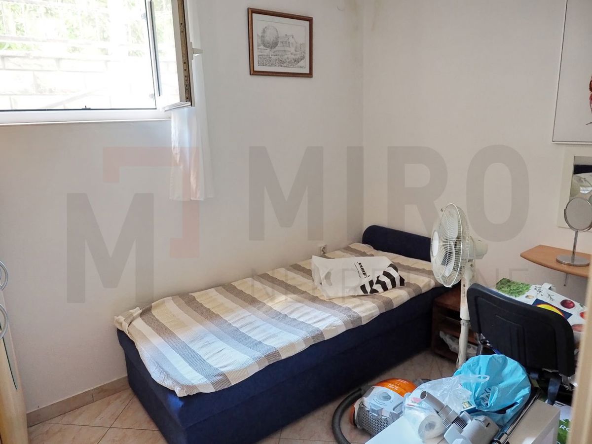 Krk, Pinezići, hiša z dvema apartmajema in bazenom, PRODAJA!