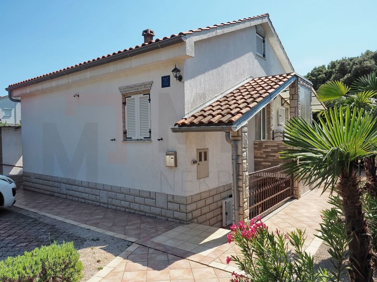 Krk, Pinezići, hiša z dvema apartmajema in bazenom, PRODAJA!