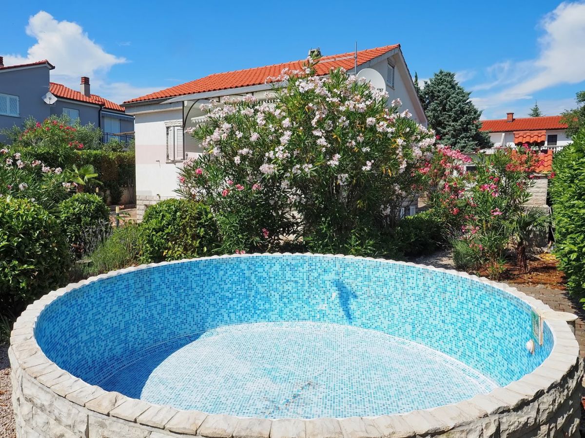 Krk, Pinezići, hiša z dvema apartmajema in bazenom, PRODAJA!