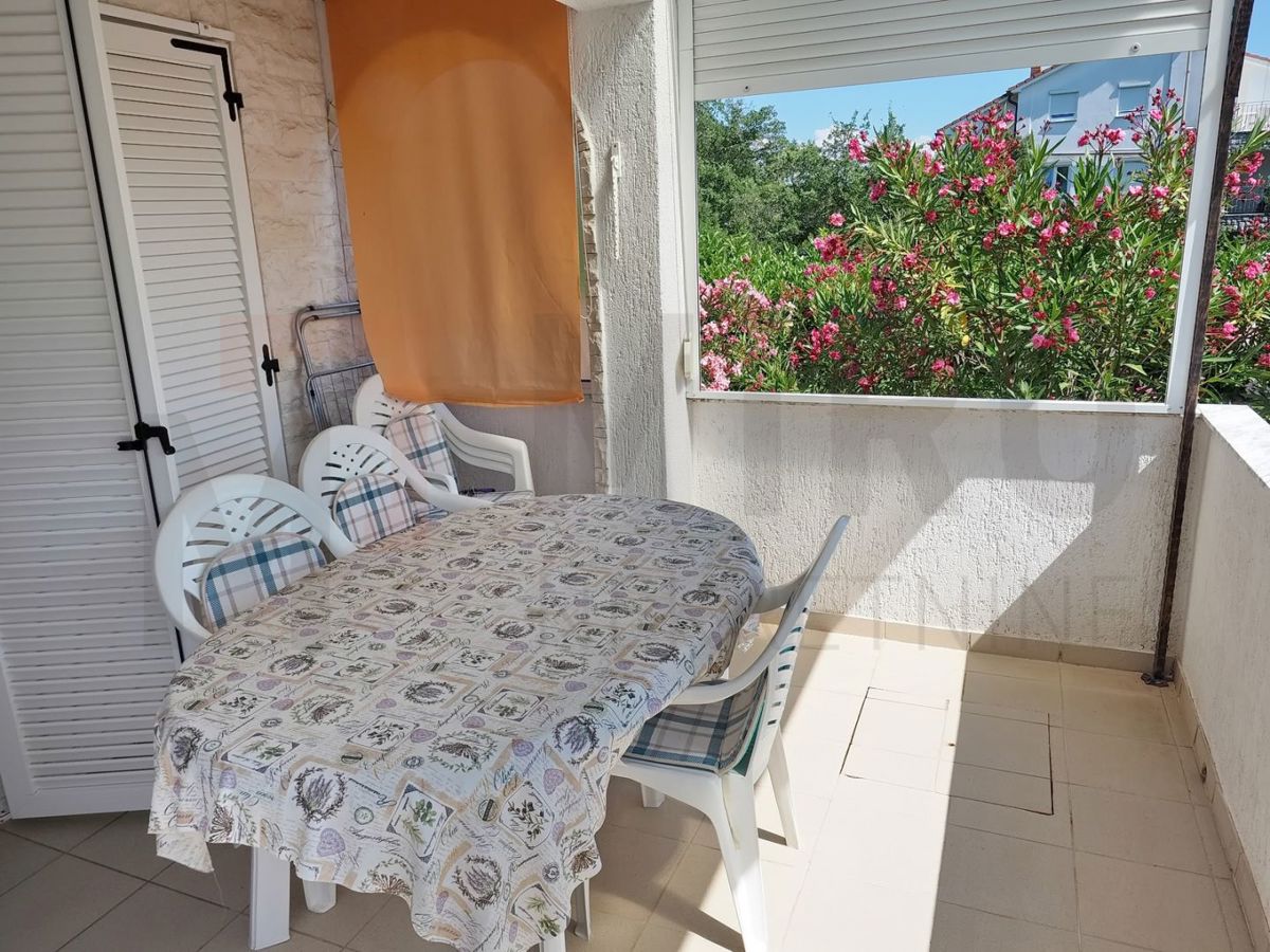 Krk, Pinezići, hiša z dvema apartmajema in bazenom, PRODAJA!