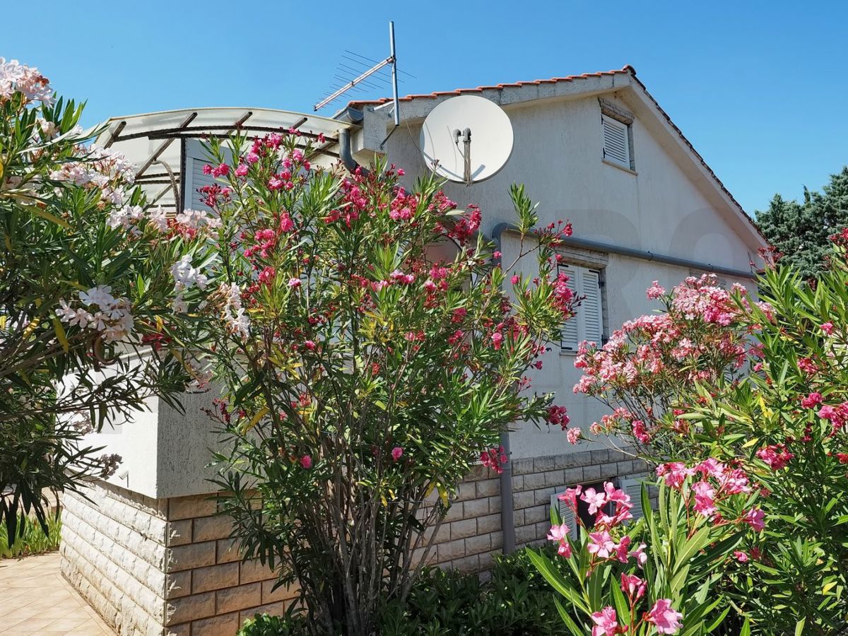 Krk, Pinezići, hiša z dvema apartmajema in bazenom, PRODAJA!