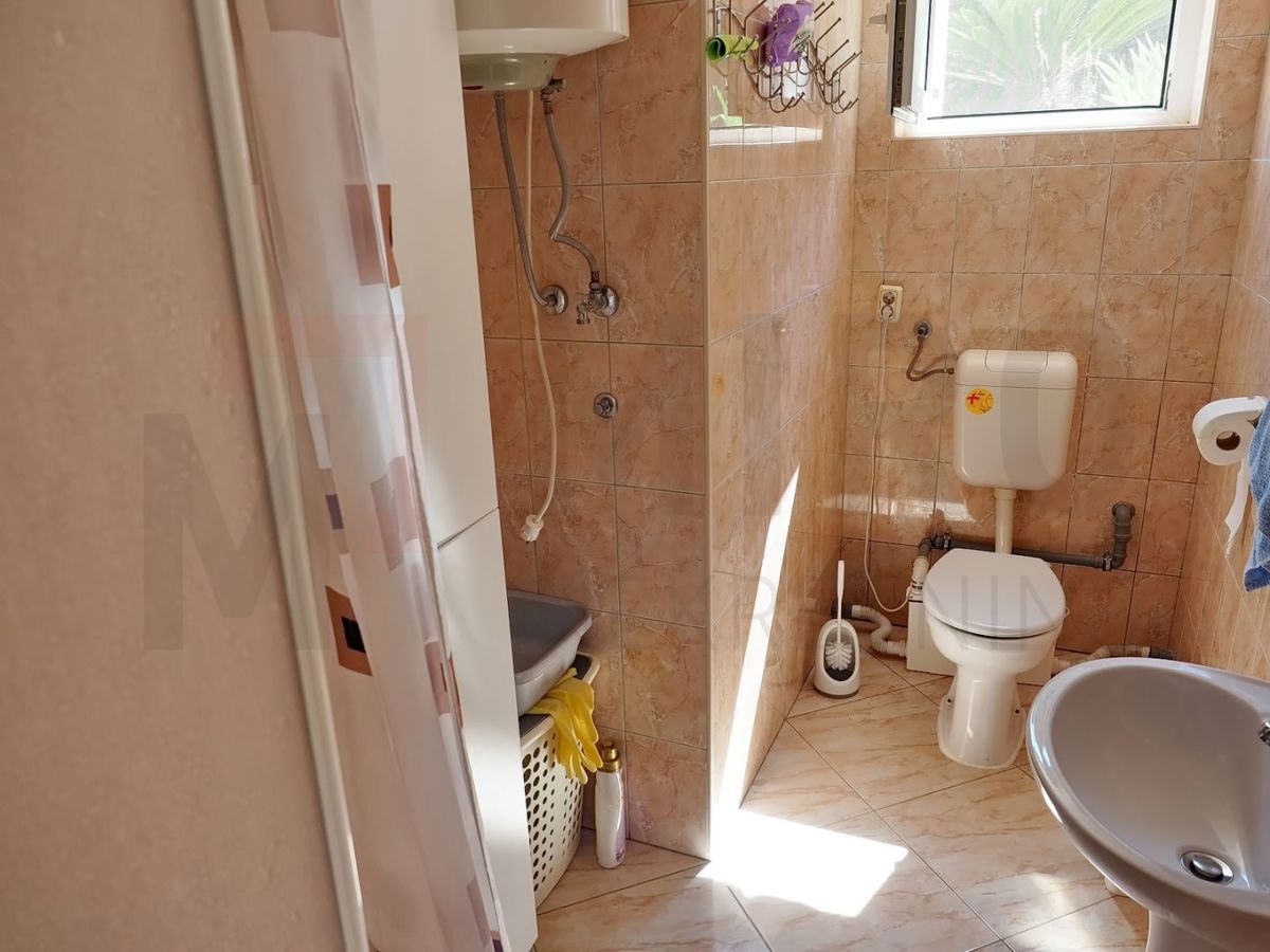 Krk, Pinezići, hiša z dvema apartmajema in bazenom, PRODAJA!