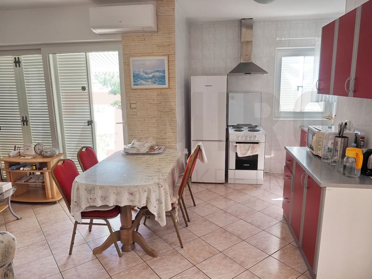 Krk, Pinezići, hiša z dvema apartmajema in bazenom, PRODAJA!