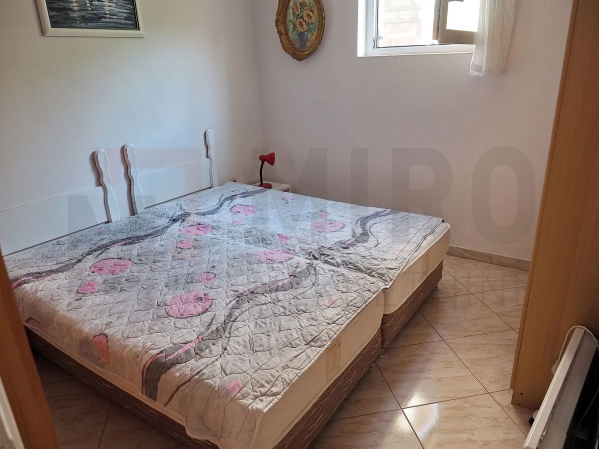 Krk, Pinezići, hiša z dvema apartmajema in bazenom, PRODAJA!