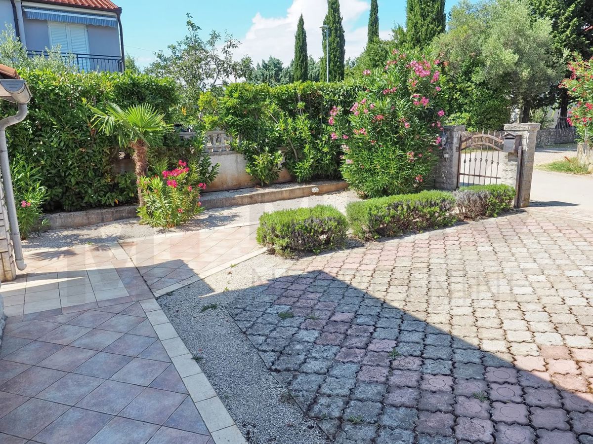 Krk, Pinezići, hiša z dvema apartmajema in bazenom, PRODAJA!