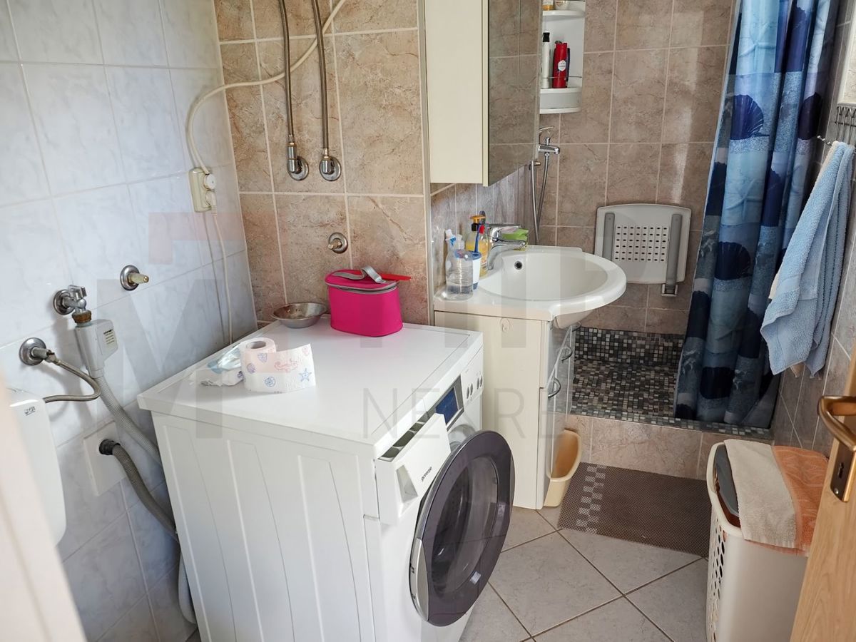 Krk, Pinezići, hiša z dvema apartmajema in bazenom, PRODAJA!