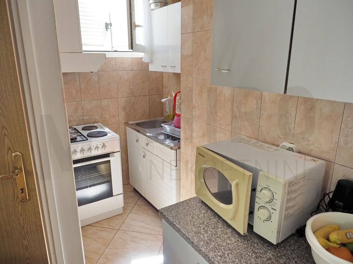 Krk, Pinezići, hiša z dvema apartmajema in bazenom, PRODAJA!