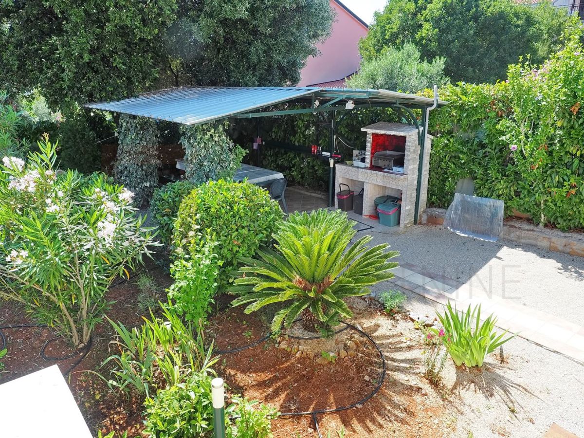 Krk, Pinezići, hiša z dvema apartmajema in bazenom, PRODAJA!