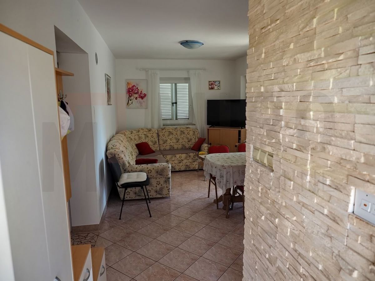Krk, Pinezići, hiša z dvema apartmajema in bazenom, PRODAJA!