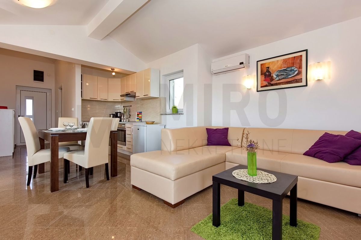 Zaliv Soline, opremljen dvosobni apartma z odprtim pogledom na morje!