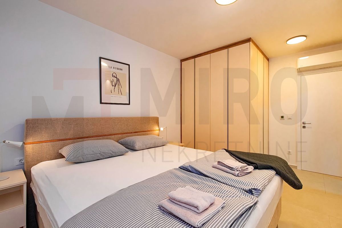Njivice, čudovit dvoetažni apartma z bazenom, PRODAJA!