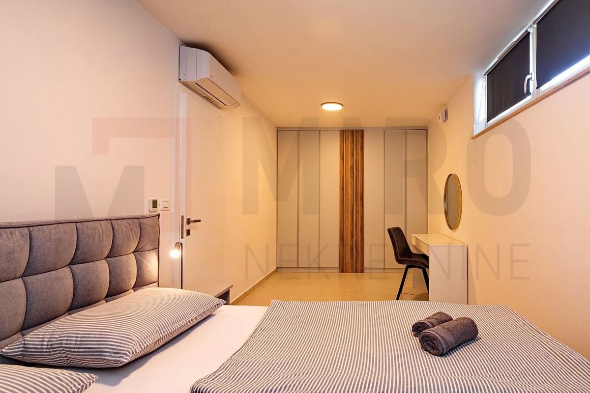 Njivice, čudovit dvoetažni apartma z bazenom, PRODAJA!