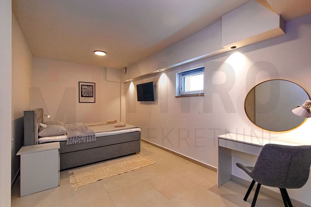 Njivice, čudovit dvoetažni apartma z bazenom, PRODAJA!