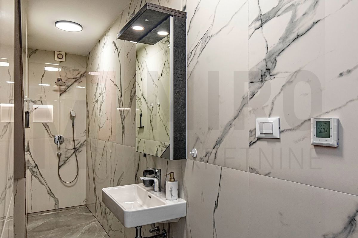 Njivice, čudovit dvoetažni apartma z bazenom, PRODAJA!