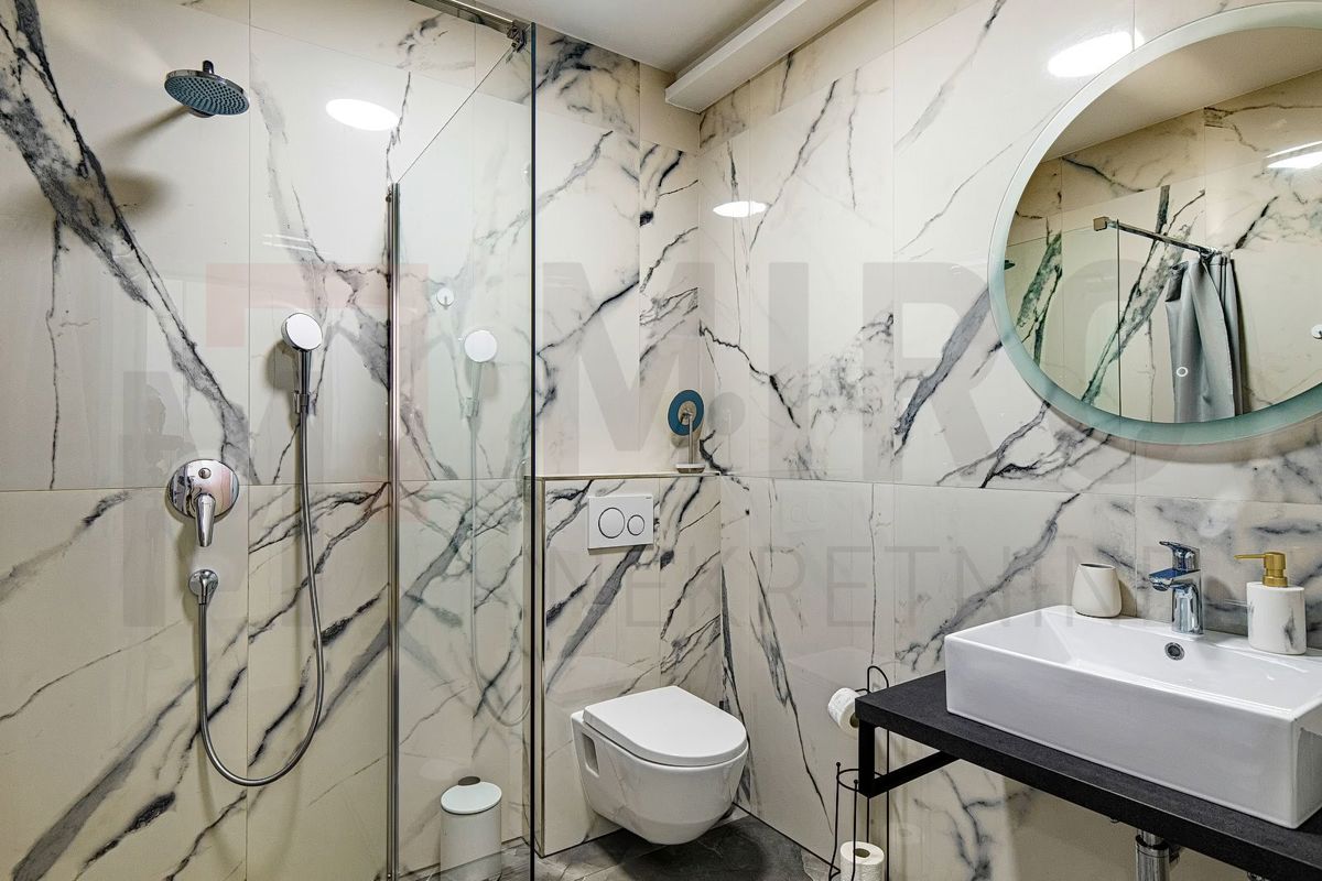 Njivice, čudovit dvoetažni apartma z bazenom, PRODAJA!