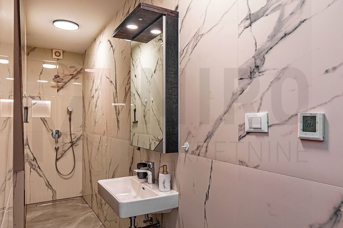 Njivice, čudovit dvoetažni apartma z bazenom, PRODAJA!