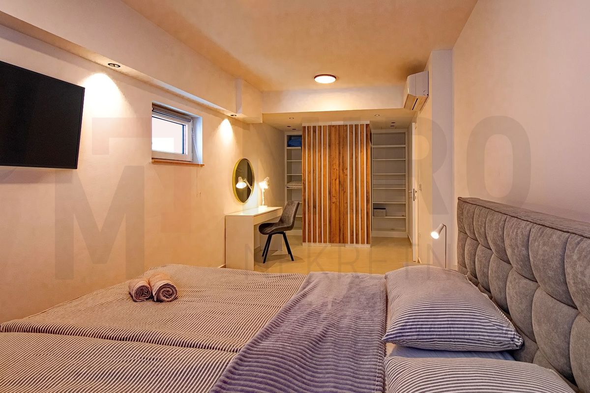 Njivice, čudovit dvoetažni apartma z bazenom, PRODAJA!