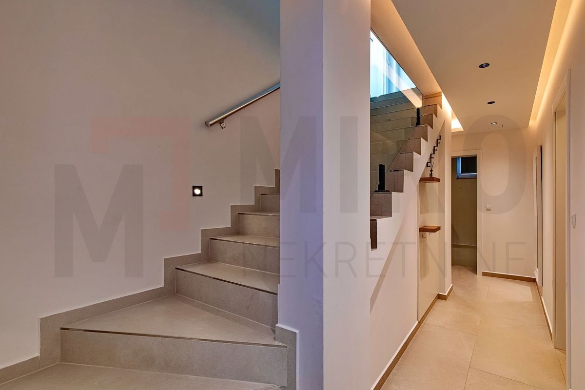 Njivice, čudovit dvoetažni apartma z bazenom, PRODAJA!