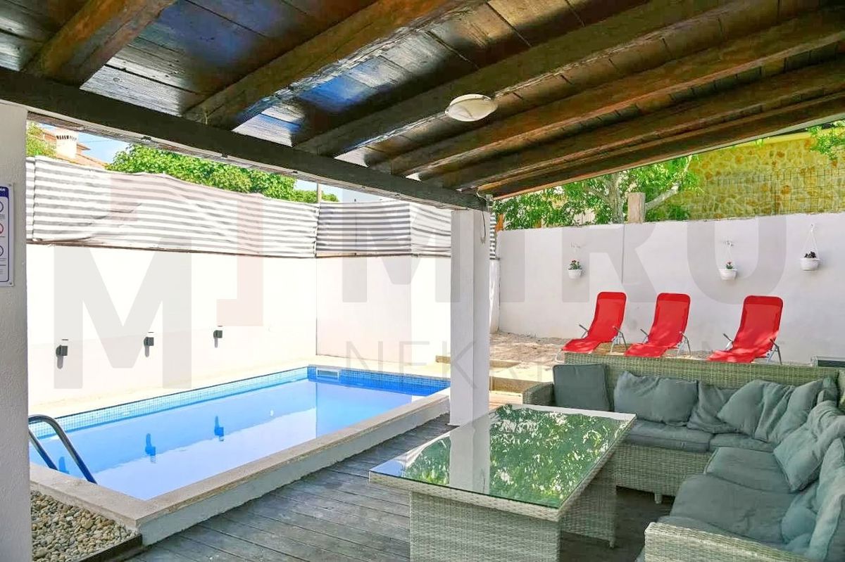 Dobrinj, okolica, hiša z dvema apartmajema in bazenom, PRODAMO!