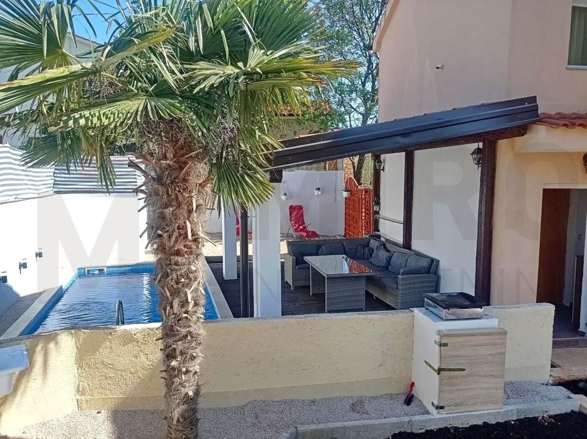 Dobrinj, okolica, hiša z dvema apartmajema in bazenom, PRODAMO!