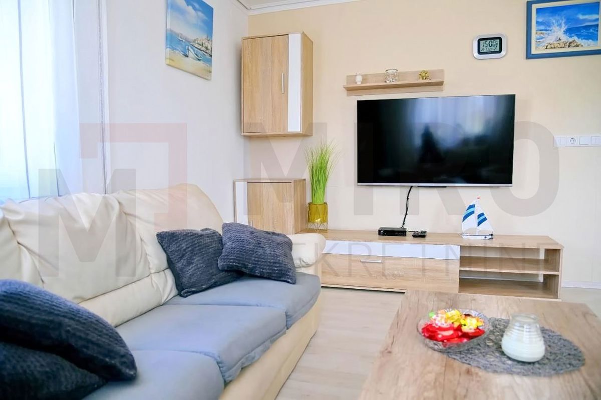 Dobrinj, okolica, hiša z dvema apartmajema in bazenom, PRODAMO!
