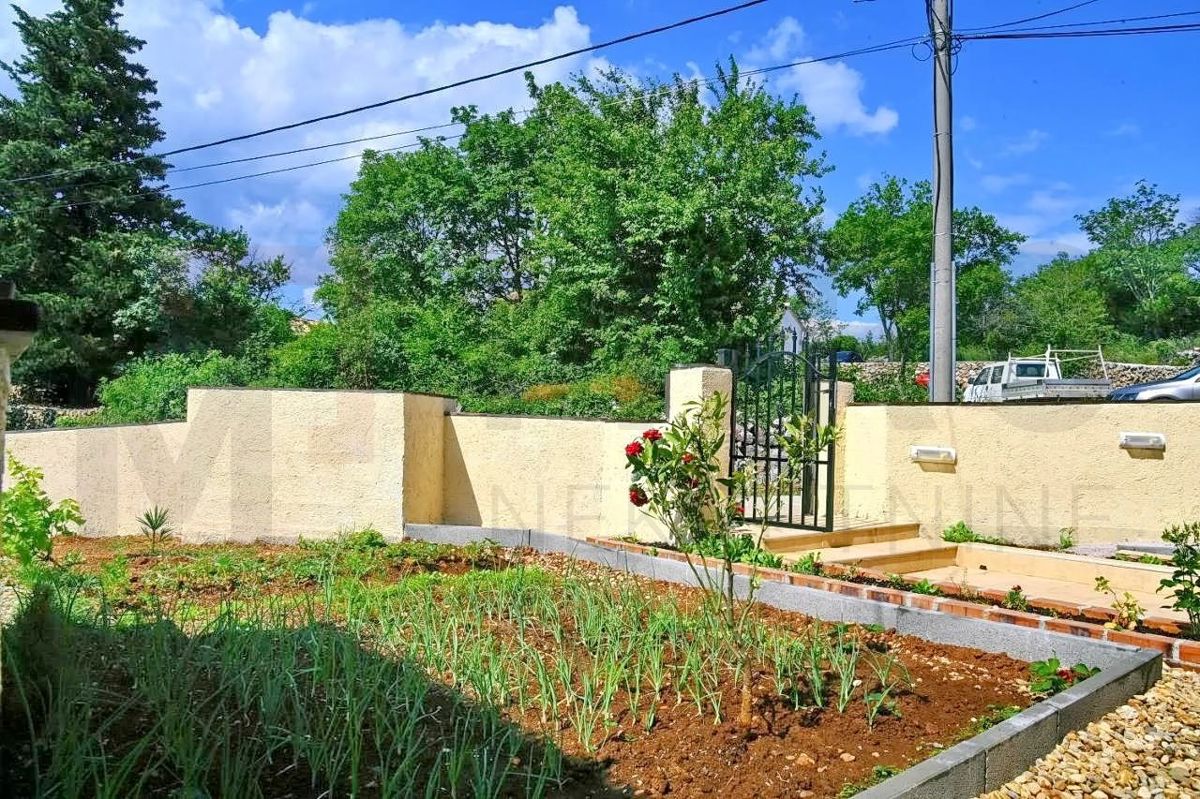Dobrinj, okolica, hiša z dvema apartmajema in bazenom, PRODAMO!