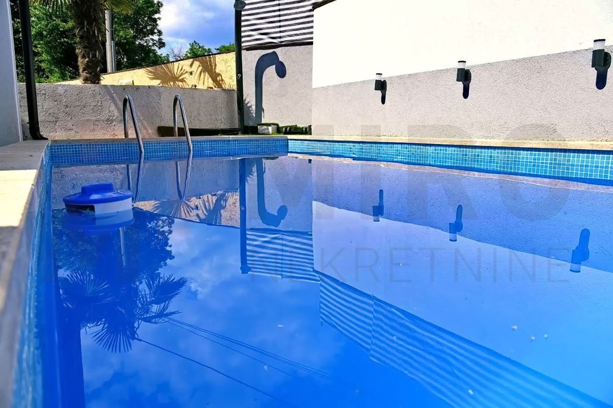 Dobrinj, okolica, hiša z dvema apartmajema in bazenom, PRODAMO!