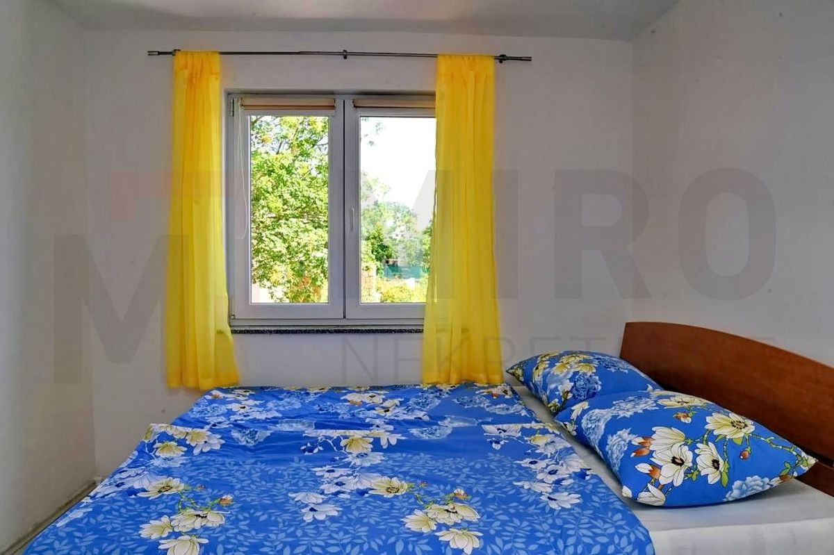 Dobrinj, okolica, hiša z dvema apartmajema in bazenom, PRODAMO!