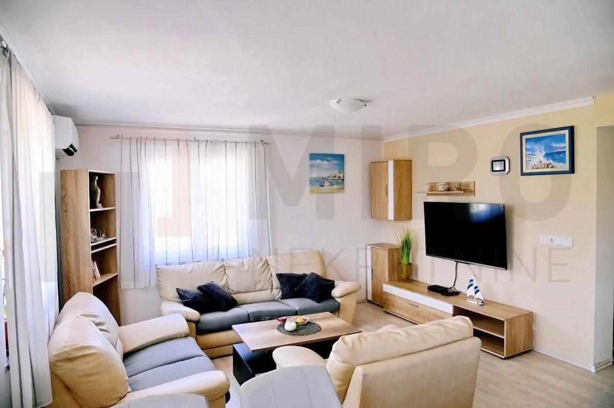 Dobrinj, okolica, hiša z dvema apartmajema in bazenom, PRODAMO!