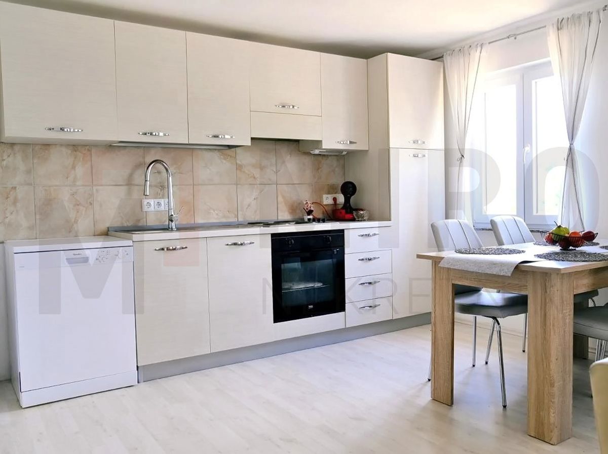 Dobrinj, okolica, hiša z dvema apartmajema in bazenom, PRODAMO!