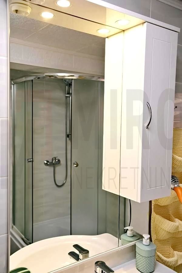 Dobrinj, okolica, hiša z dvema apartmajema in bazenom, PRODAMO!