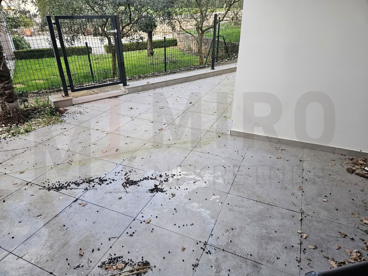 Malinska, popolnoma prenovljen apartma z vrtom, prva vrsta do morja!