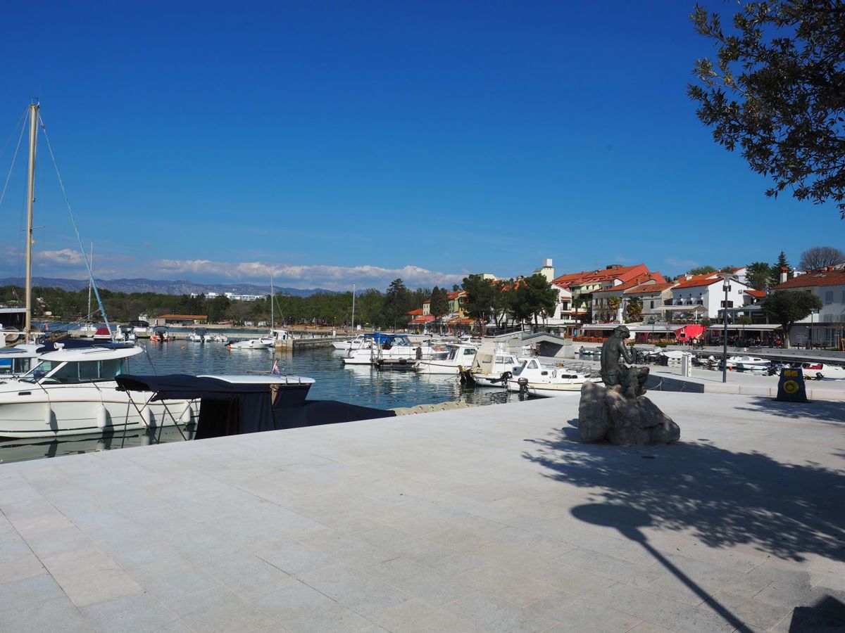 Njivice, opremljeno stanovanje z vrtom in garažo!