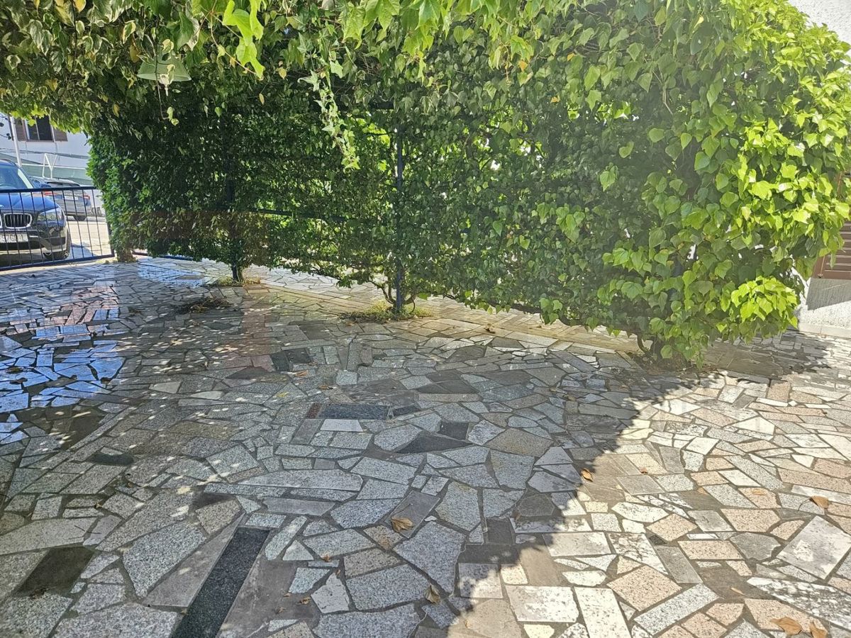 Njivice, opremljeno stanovanje z vrtom in garažo!