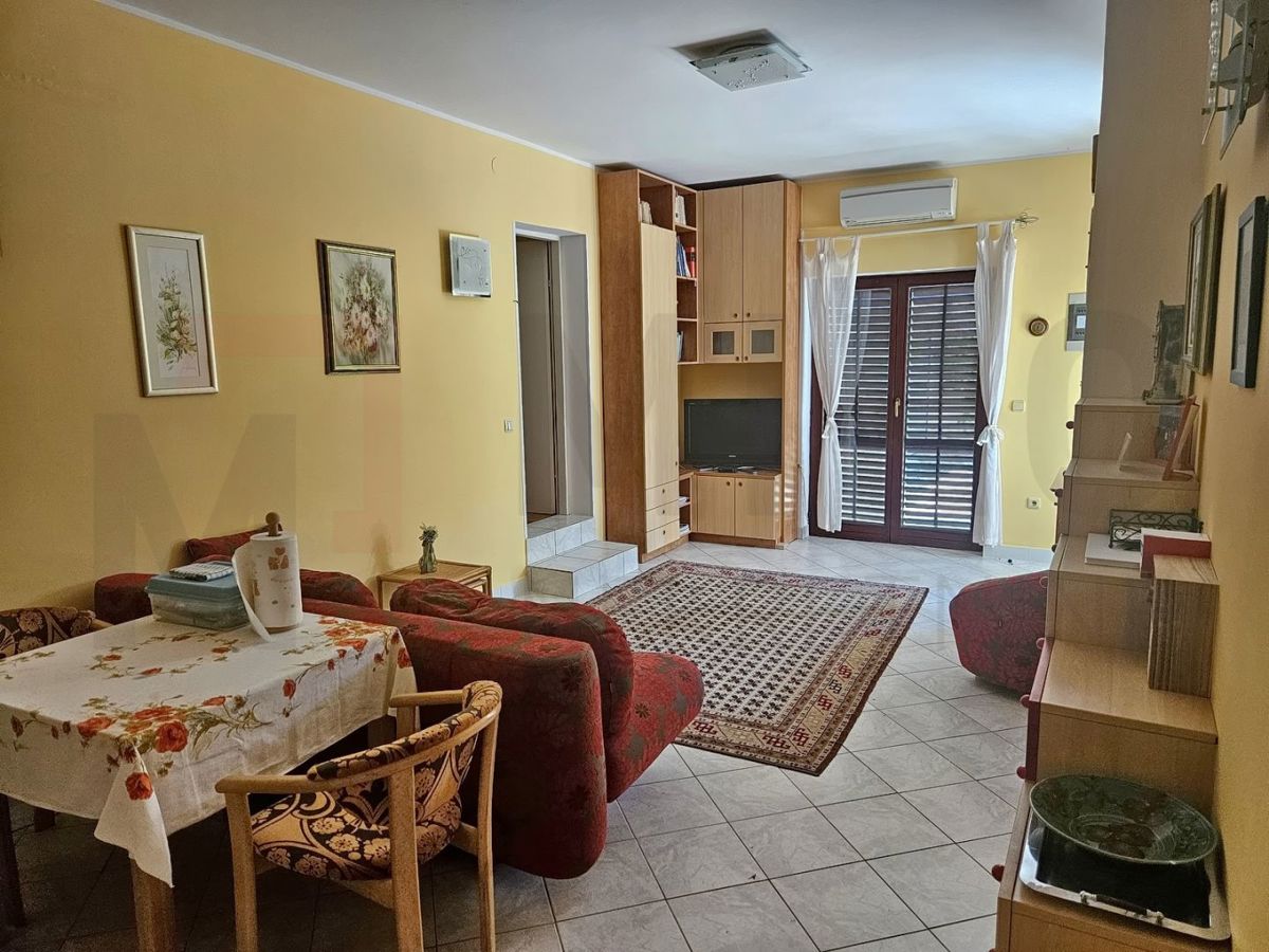 Njivice, opremljeno stanovanje z vrtom in garažo!