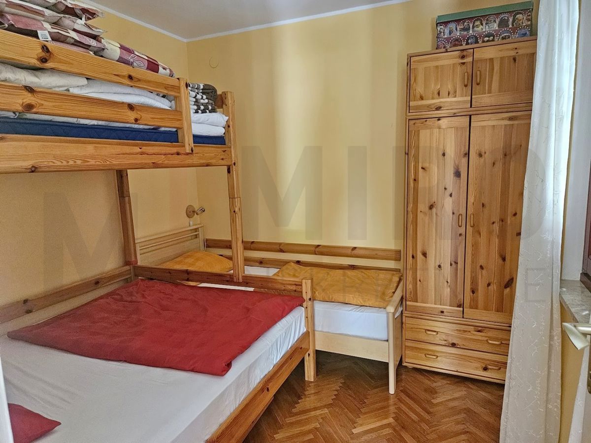 Njivice, opremljeno stanovanje z vrtom in garažo!