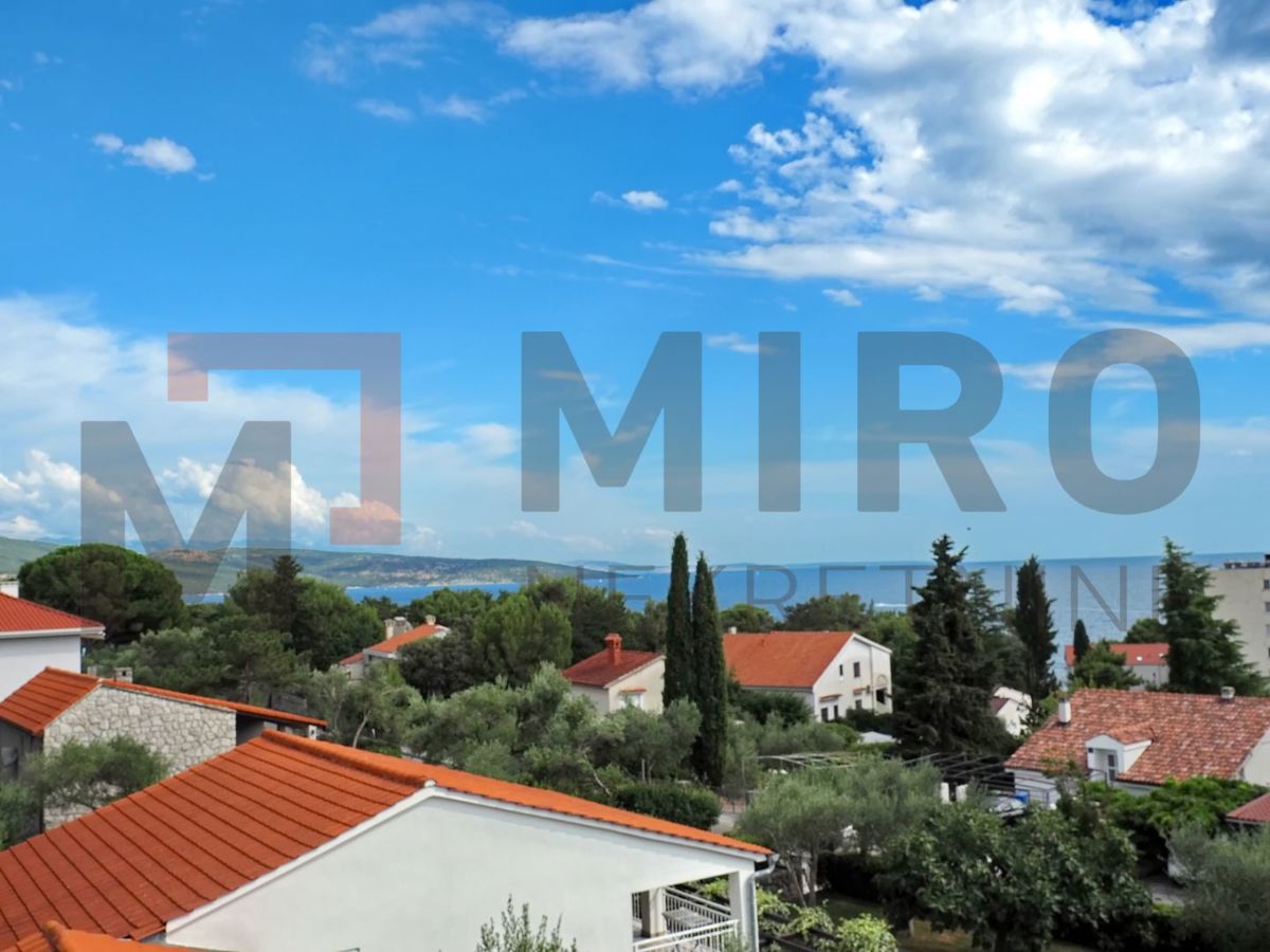 Mesto Krk, dvonadstropno stanovanje z razgledom 150 m od plaže!