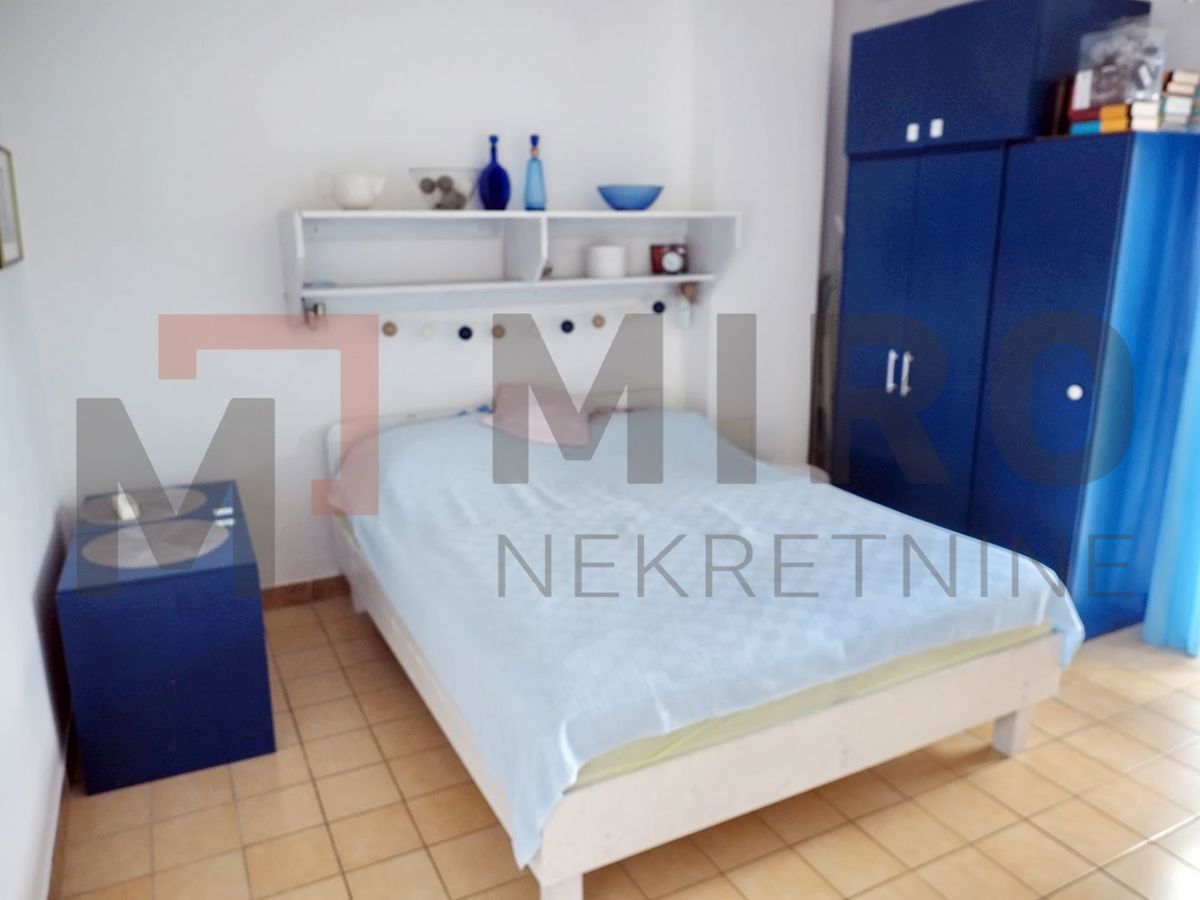 Mesto Krk, dvonadstropno stanovanje z razgledom 150 m od plaže!