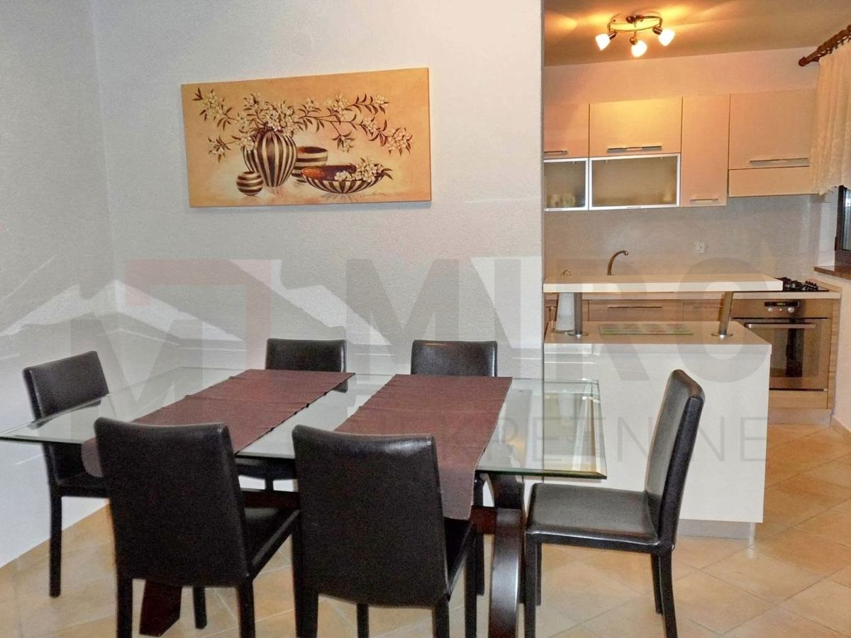 Punat, samostojna hiša z dvema ločenima apartmajema in bazenom, NAPRODAJ