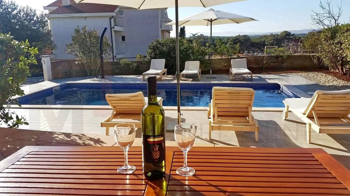 Punat, samostojna hiša z dvema ločenima apartmajema in bazenom, NAPRODAJ
