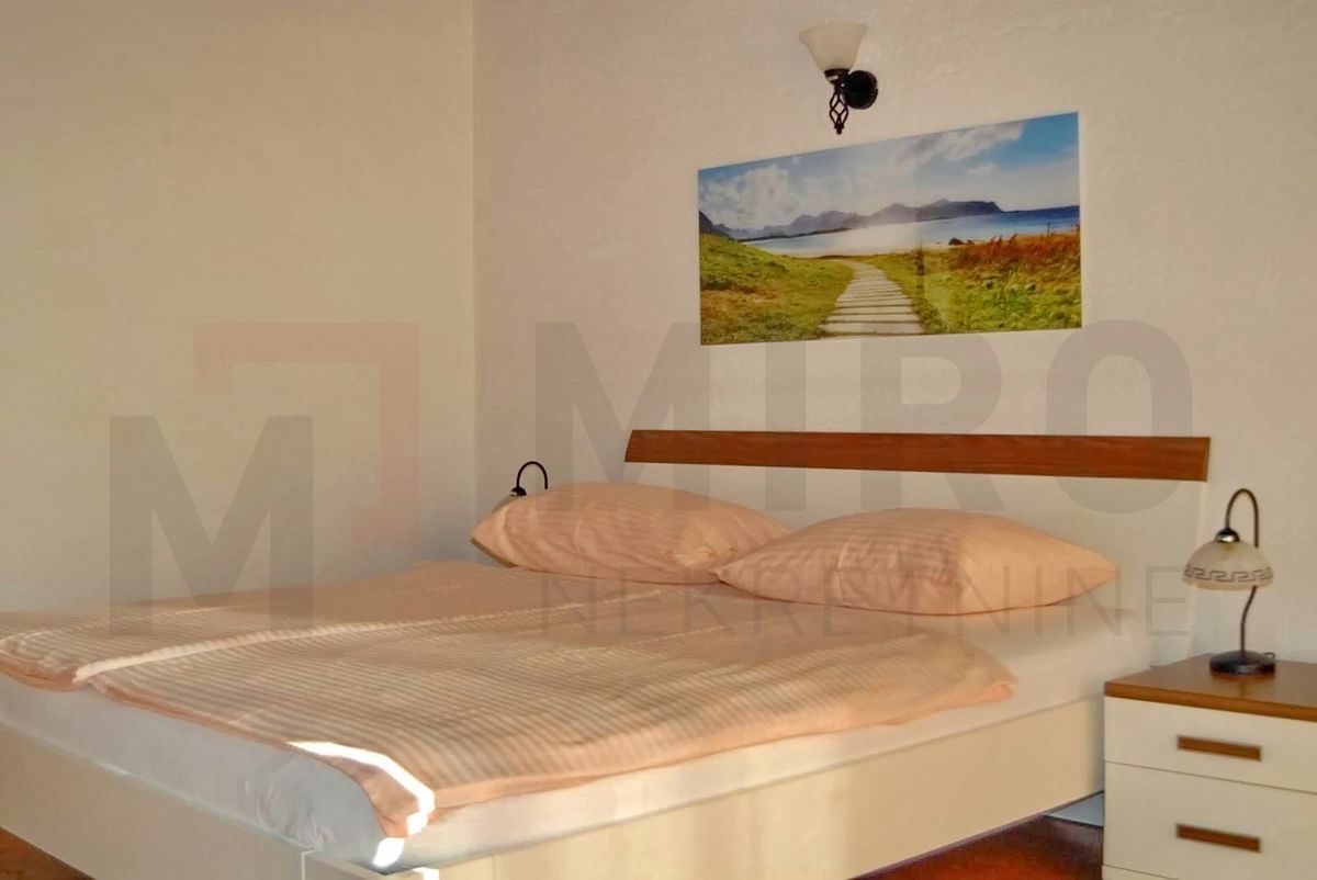 Punat, samostojna hiša z dvema ločenima apartmajema in bazenom, NAPRODAJ