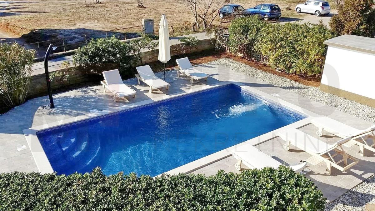 Punat, samostojna hiša z dvema ločenima apartmajema in bazenom, NAPRODAJ